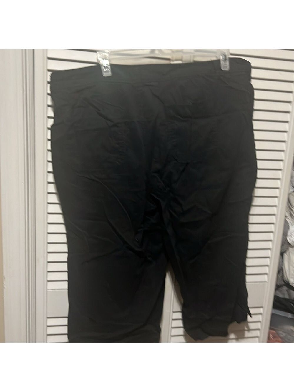 A woman Capri pants - Picture 2 of 3